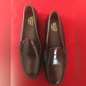 BNWOT…Bass Weejun’s Mens size 11 D loafers.